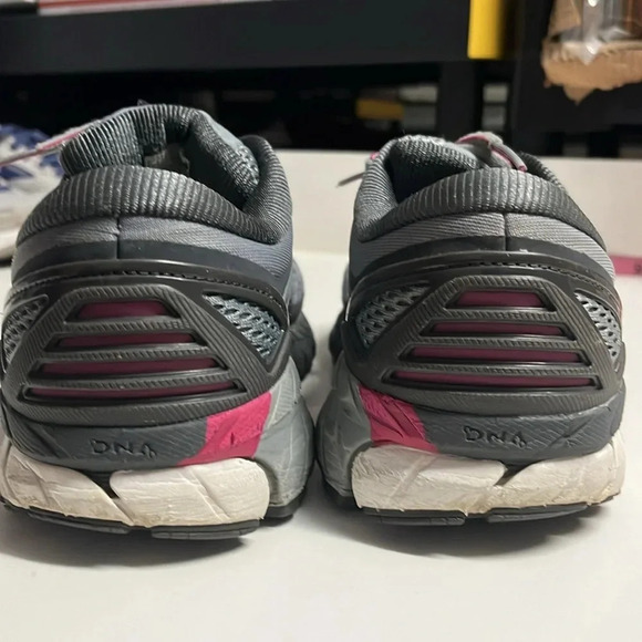 Brooks Ariel 18 running shoes size 8.5 wide preowned good amount of tread left - Picture 9 of 14
